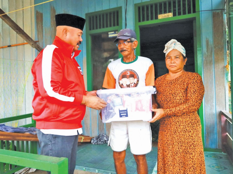 Bupati Edi serahkan bantuan untuk warga Ketenuq. (Foto: Prokom)