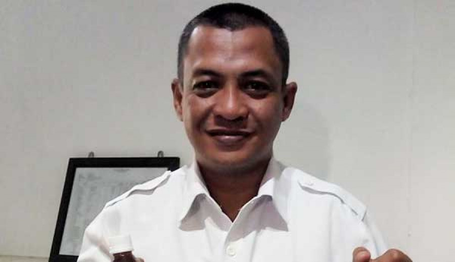 KEDALUARSA Kepala Bidang Perdagangan Dalam Negeri Dinas Perindustrian dan Perdagangan Kutai Timur (Disperindag Kutim), Achmad Dony Evriady, menunjukan produk yang sudah kedaluarsa hasil sitaan dari pedangan