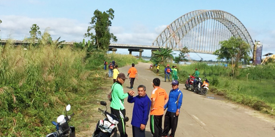 gotong royong –Warga Kota Bangun membersihkan jalan dan jembatan Martadipura.