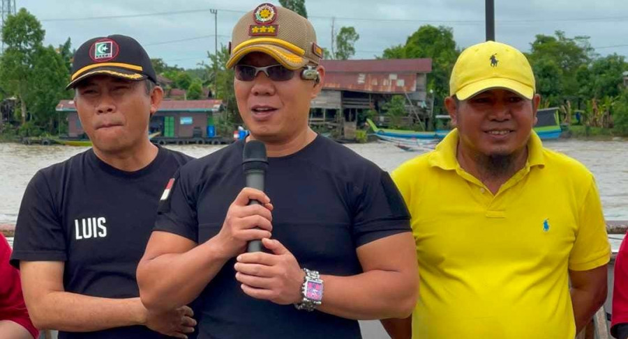 Haji Zeong bersama Plt Kadispora saat menyaksikan langsung lomba balap ces (Foto : Komisi II.dok)