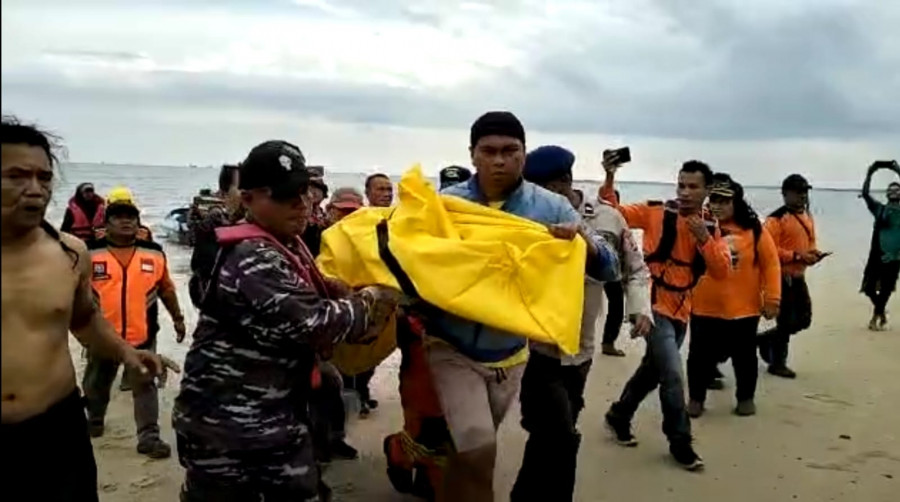 Petugas SAR saat melakukan evakuasi satu orang remaja yang tenggelam di Pantai Banua Patra Balikpapan. (Foto: Istimewa)