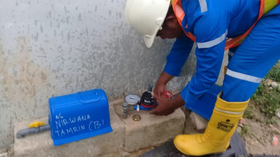 Pengecekan tekanan air jalur pipa distribusi ke water meter pelanggan (istimewa/korankaltim.com)