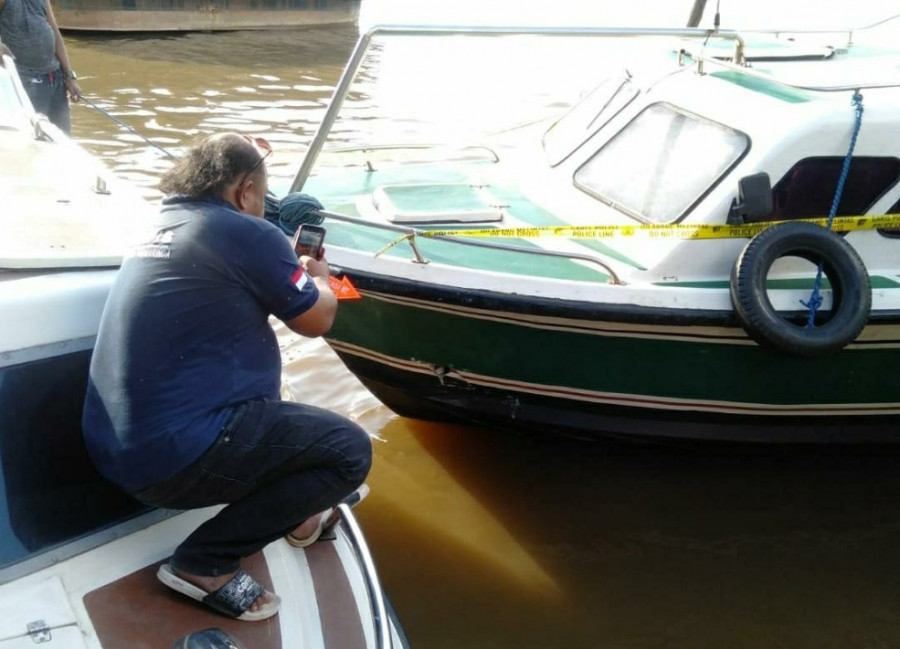Unit Inafis Polresta Samarinda saat olah TKP di speedboat yang menabrak belum lama ini. (Foto: Nancy/korankaltim.com)
