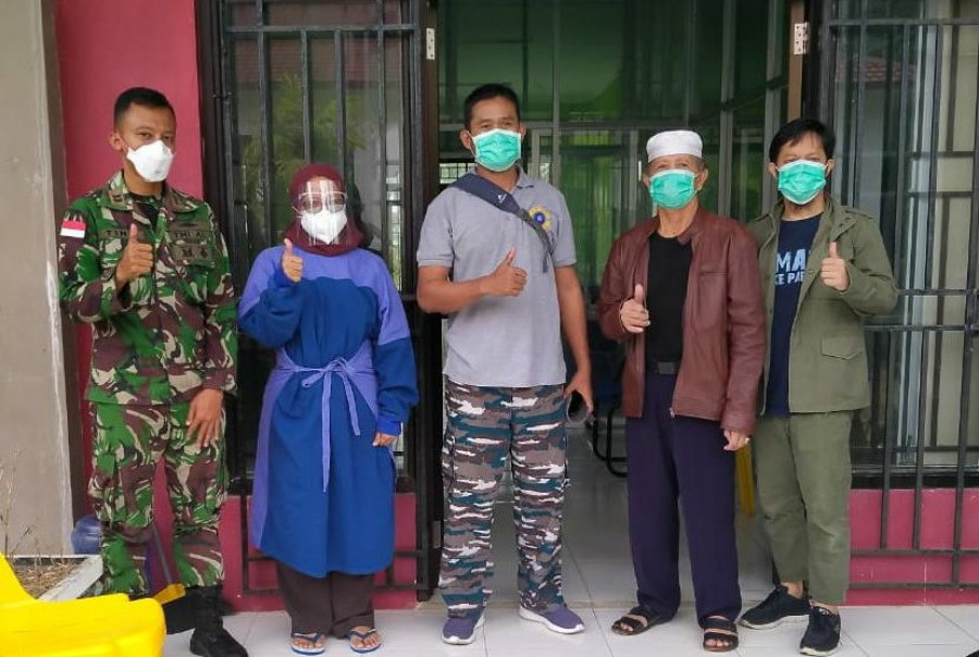 Pasien Covid-19 (2 dan 3 dari kanan) dinyatakan sembuh. (Foto: Istimewa)