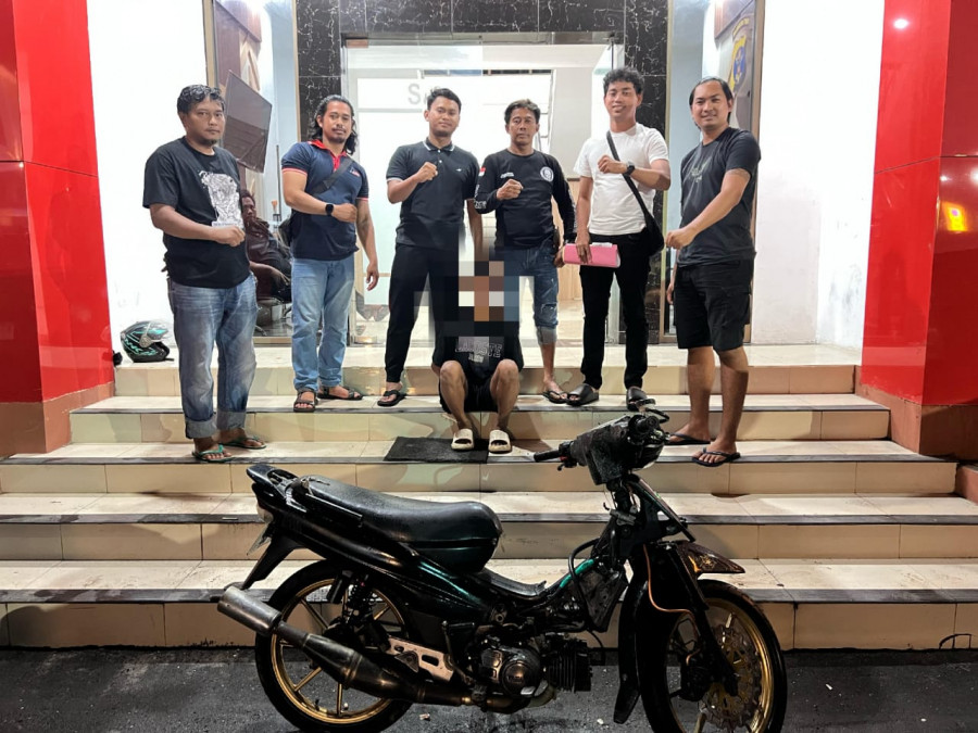 Pelaku dan Barang Bukti yang telah diamankan di mako Polres Paser. (Istimewa).