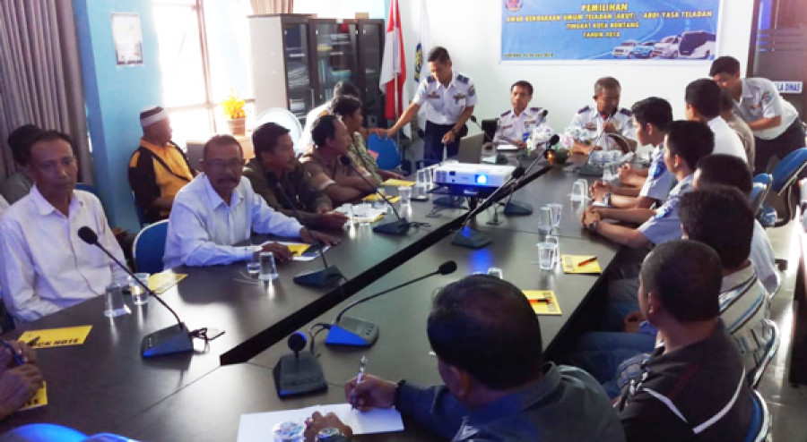 Dishub Kota Bontang saat melakukan pemilihan Awak Kendaraan Umum Teladan (Akut) atau Abdi Yasa. Tampak para sopir angkot, bus Samarinda Lestari, bus di Terminal Km 6, Rabu (25/7/2018).