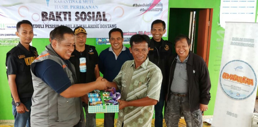 BKIPM Sumbang Buku, Bingkisan dan Baju ke Anak Pesisir Melahing