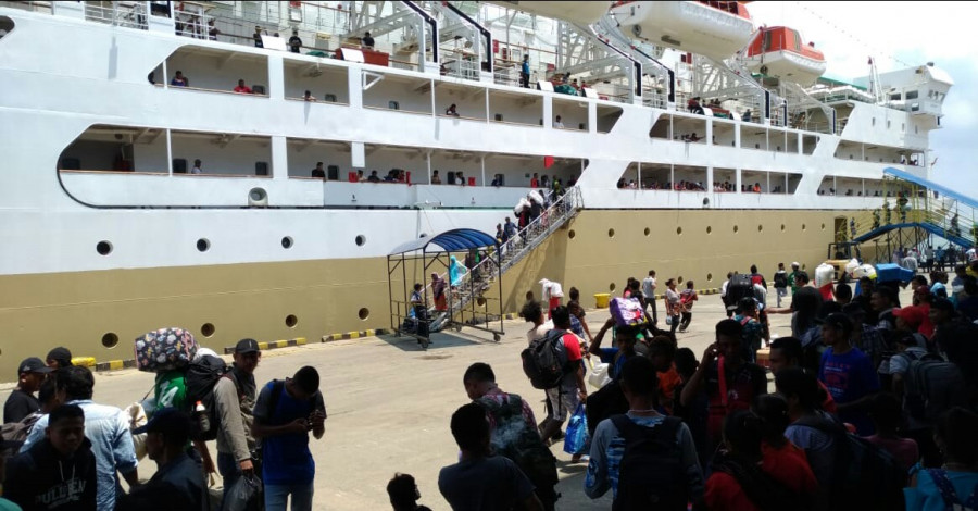 MUDIK NATARU - Penumpang bersiap menaiki kapal milik Pelni yang sandar di Pelabuhan Semayang. (Hendra/KoranKaltim.Com)