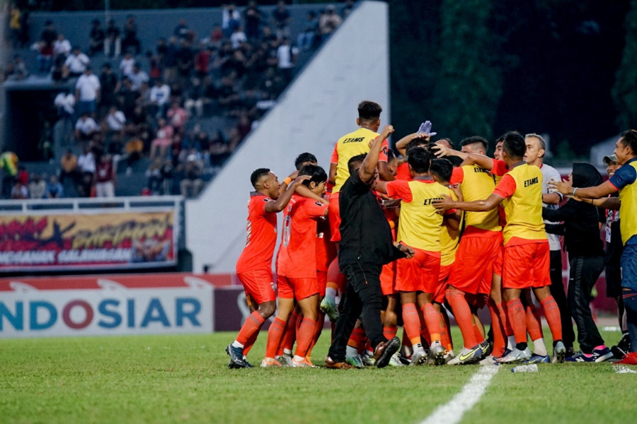 Kegembiraan Borneo FC menyambut gol yang dicetak Pato pada laga melawan RANS sore tadi, sekaligus memastikan mereka juara Grup B dengan status tak terkalahkan.(Foto: Pialapresidenid)