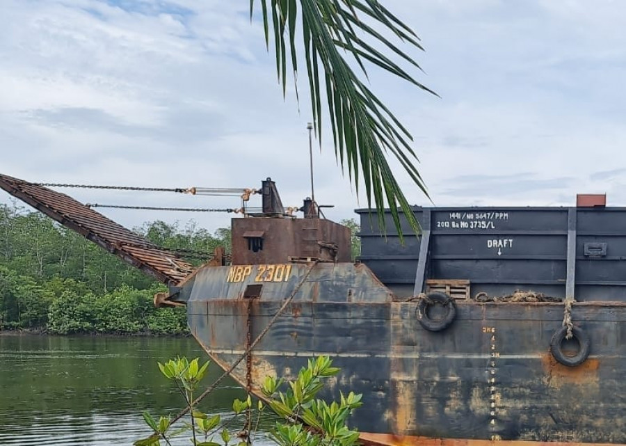 Tongkang yang masih bersandar di pelabuhan (foto: Istimewa)