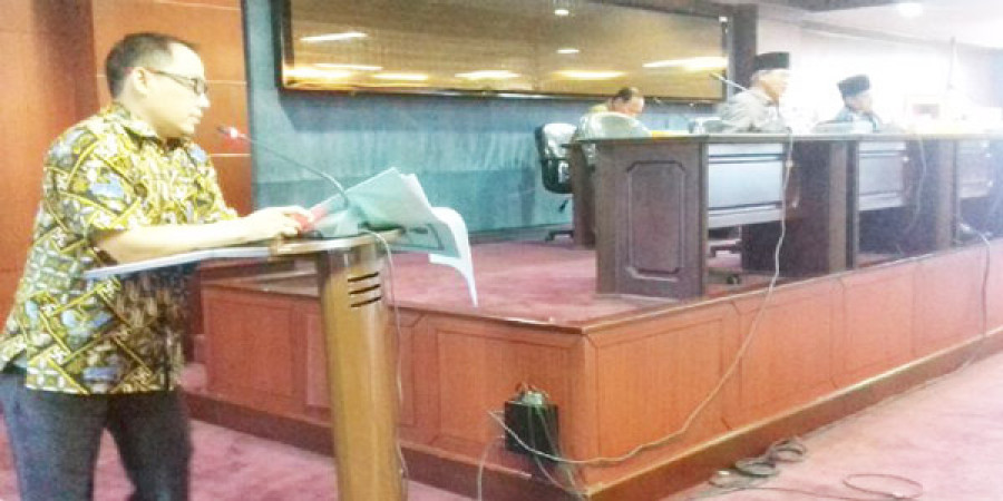 PANSUS : Ketua Pansus Sarkowi V Zahry saat menyampaikan Pansus Reperda Perubahan Iklim Kaltim, Senin kemarin. (sabri/korankaltim)