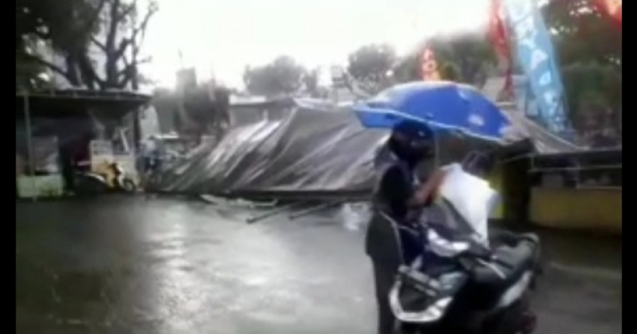 Tangkapan layar tenan yang rubuh saat ditiup angin kencang (ist)