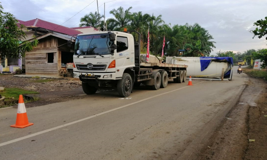 Kendaraan pengangkut Kapsul yang telah disiagakan, tinggal menunggu kendaraan Crain untuk mengevakuasi Kapsul Tanki