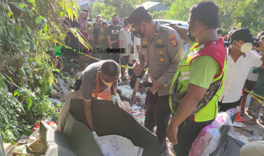 Petugas saat melakukan olah TKP penemuan jasad bayi laki-laki (Foto: Yudi Hadi/Korankaltim.com)