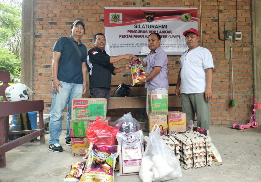 Sat intelkam Polres Paser saat menyerahkan Sembako. (Foto: Istimewa)