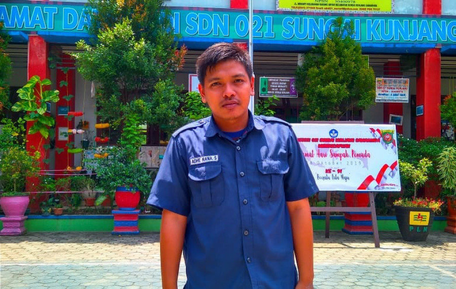 Adhe Rana Satpam sekaligus pembina tim futsal SDN 021 Sei Kunjang (Foto: Alvin/korankaltimcom)