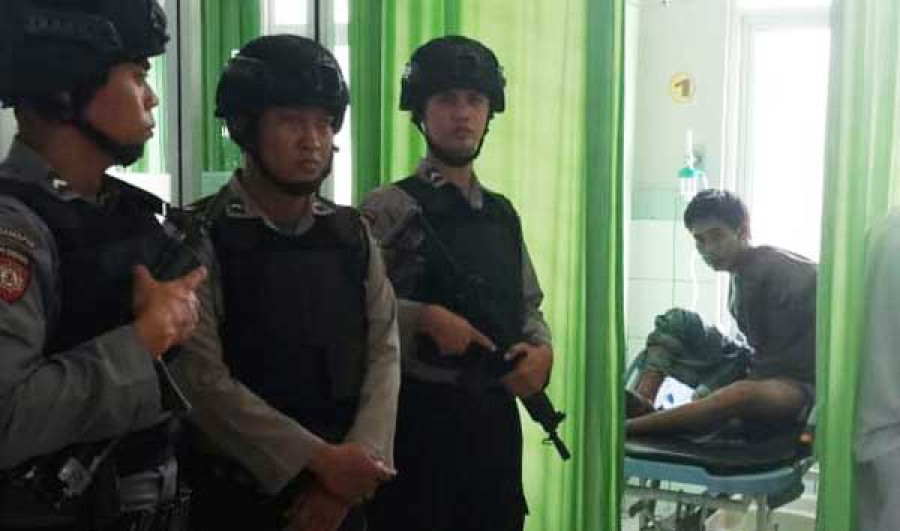 Polisi melakukan penjagaan terhadap pelaku penyerangan Mapolsek Gunung Tabur, di RSUD Abdul Rivai