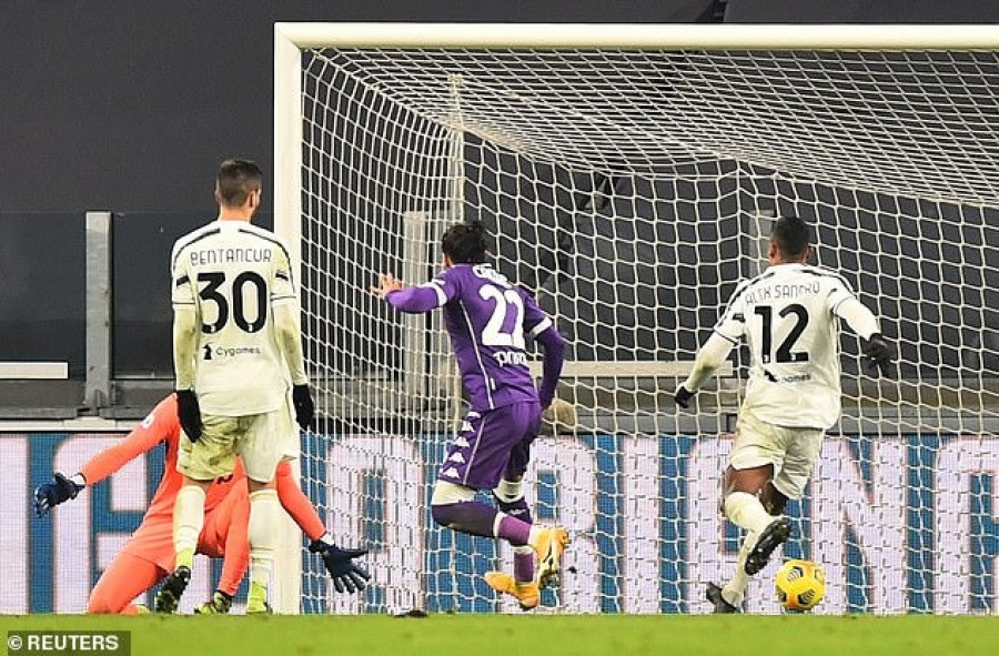 Martin Caceres (tengah), menjebol gawang mantan timnya untuk Fiorentina pada laga di Turin dini hari tadi. (dailymail)