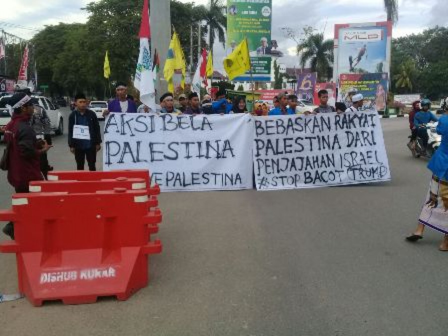 KUTUK TRUMP: Aksi memprotes pengakuan Presiden AS Donald Trump terhadap Kota Yerusalem sebagai Ibu Kota Israel. (FOTO: RIAN/KK)