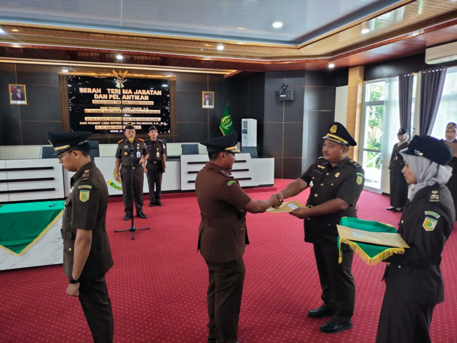 Pelaksanaan Serah Terima Jabatan ( Foto : Dwi Cahyo / Koran Kaltim )