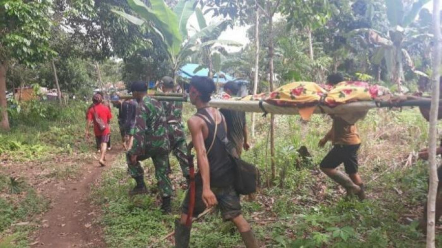 Evakuasi korban ( Foto: BNBP)