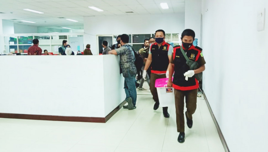 Petugas Kejari Paser membawa sejumlah dokumen yang berkaitan dengan penyelidikan dugaan korupsi proyek jembatan di Kecamatan Batu Sopang, dari kantor DPUTR Paser. ( Foto: Dwi cahyo/korankaltimcom)