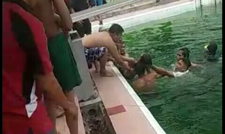 Saat evakuasi korban tenggelam di kolam renang putri junjung buyah