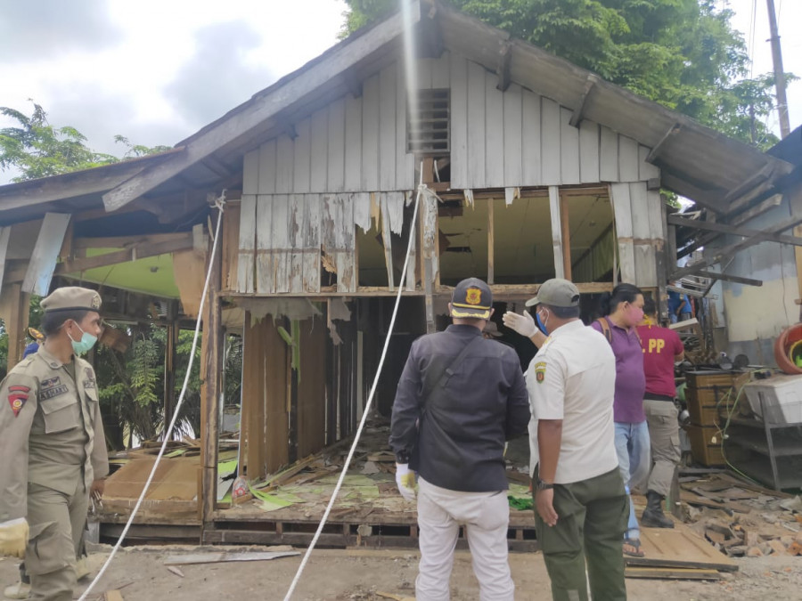 Satpol PP Samarinda saat menyiapkan pembongkaran rumah di bantaran SKM (Foto: Permata/korankaltim.com)