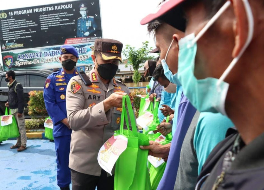 Kapolresta Samarinda Kombes Pol Ary Fadli saat memberikan sembako kepada buruh di Dermaga Mahakam Ulu Sungai Kunjang, Jumat (9/9/2022) hari ini. (Foto:Nancy/korankaltim.com)