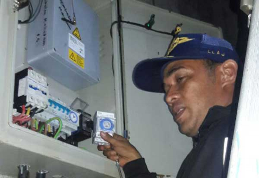 Personil Dishub Kukar lakukan pemeriksaan MCB di pusat kontrol jembatan pada Senin malam