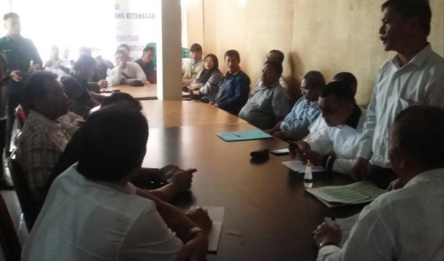 Manajemen PT Tri Teknik Kalimantan Abadi bersama para Karyawan mengelar pertemuan di aula Kantor Dinas Tenaga Kerja dan Transmigrasi untuk menyelesaikan pembayaran gaji karyawan. (Erwin/KoranKaltim.Com)