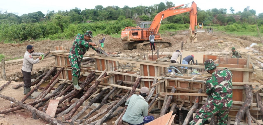 Pembuatan jembatan yang dilakukan TNI bersama masyarakat di Tarakan. (foto: banuaborneo)