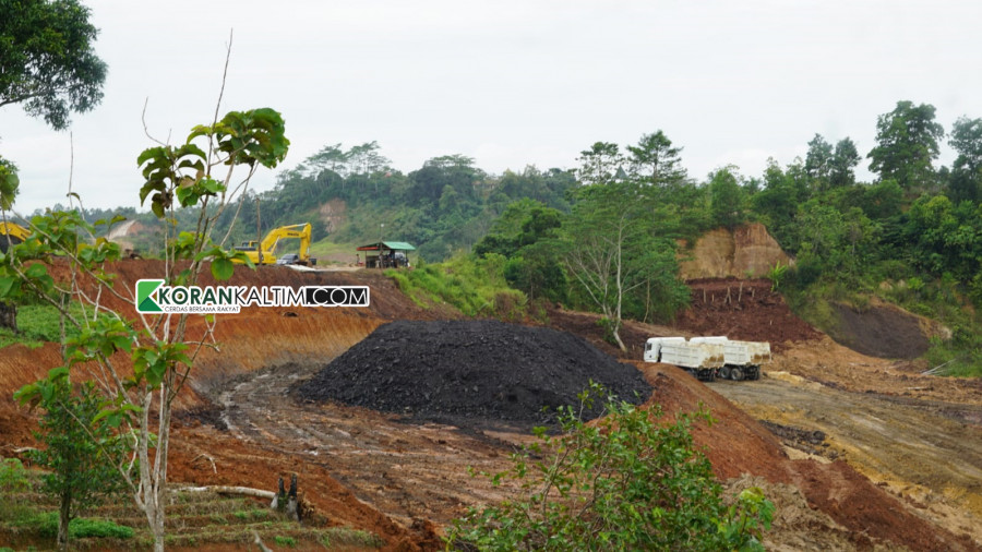 Terlihat tumpukan batu bara di area TPU Serayu Tanah Merah Sabtu (12/2/2022). (Foto: Nancy/korankaltim.com)
