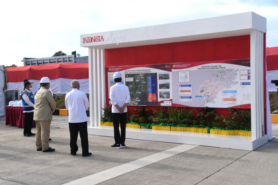 Presiden Joko Widodo bersam menterinya saat meresmikan Tol Balsam Seksi I dan V pekan lalu (Biro Pers, Media dan Informasi Setpres)