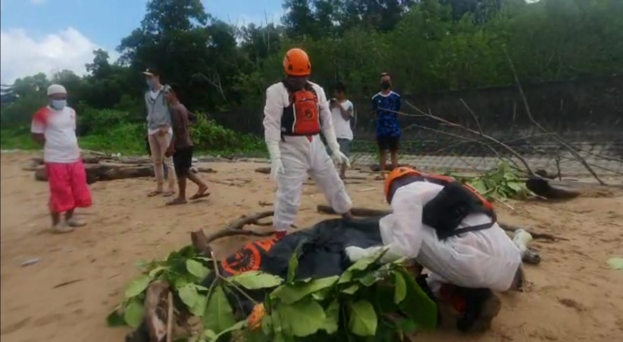 Proses evakuasi korban tenggelam oleh Tim Sar. (Foto: Istimewa)