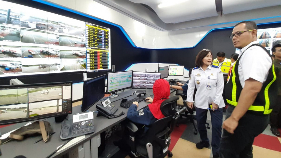 Direktur Jenderal Perhubungan Udara Kementerian Perhubungan, Polana Banguningsih Pramesti saat memeriksa Airport Operation Control Center Bandara SAMS Sepinggan Balikpapan. (Yudi Hadi/KoranKaltim.Com)