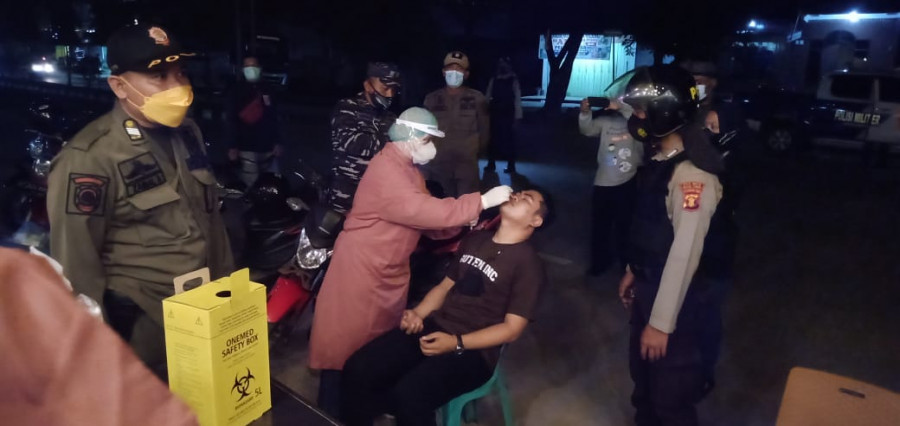 Penegakan Protokol kesehatan (Prokes) beserta tes Swab secara acak sejumlah titik Cafe (Foto: Istimewa)