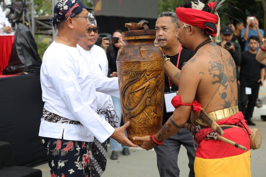 Asisten III Dafip Haryanto didampingi Plt. Kepala Dinas Pariwisata Arianto membuka Kirab Budaya Nusantara (prokom)