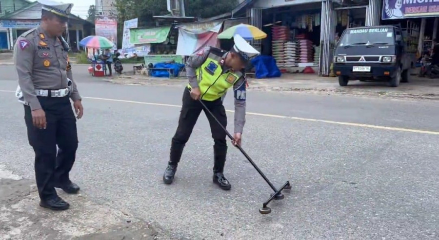 Polres Kubar lakukan operasi Pencarian Paku di Jalan upaya meningkatkan keselamatan dan kelancaran lalu lintas Rabu (24/1/2024) (Humas Polres Kubar)