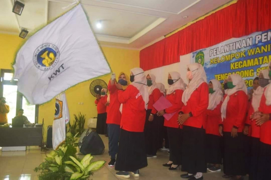 KWT Tenggarong Seberang usai dilantik oleh Maslina Wati, Kamis (7/8/2020). (Foto: Bag. Prokom/Istimewa)