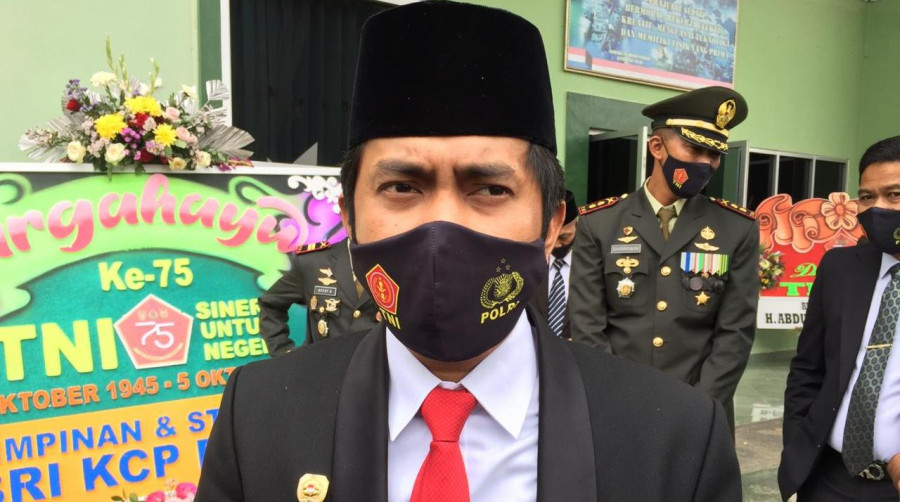 Bupati Kabupaten PPU, Abdul Gafur Mas’ud usai mengikuti pelaksanaan peringatan HUT TNI ke-75 Tahun di Makodim 0913 PPU. (foto:Erwin/Korankaltim.com).