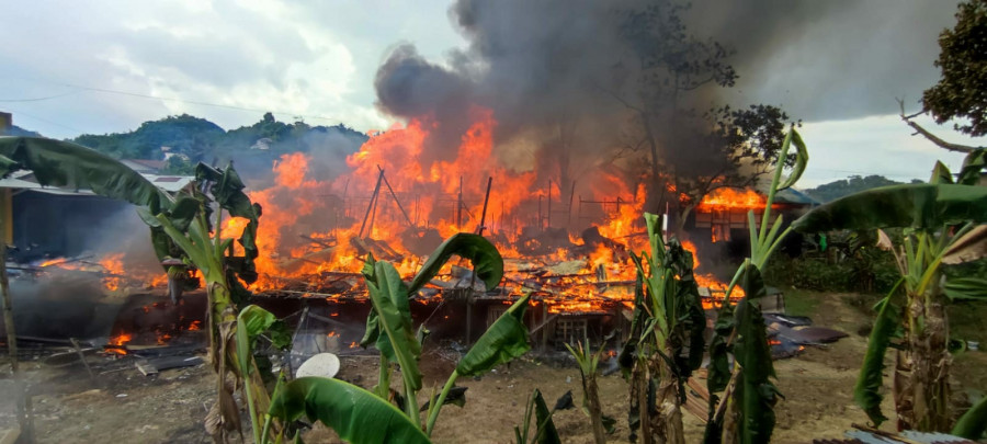 Api yang melahap 5 bangunan dan 4 motor di kawasan pemukiman Jalan Perjuangan RT 103 Gang Sedikit Kelurahan Sungai Pinang Dalam Kecamatan Sungai Pinang Senin (20/9/2021) hari ini. (Foto:Istimewa)