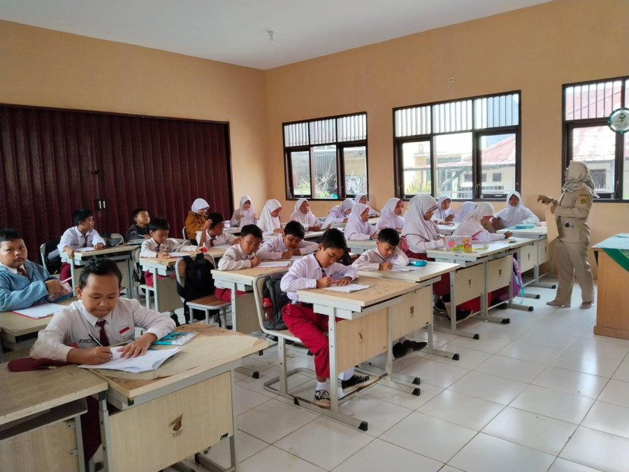 Murid SDN 013 Samarinda Utara yang sedang belajar di kelas. (istimewa)