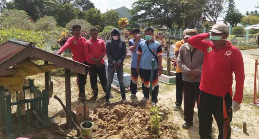 SUASANA pemakaman pria yang diperkirakan berusia 50-60 tahun dan tanpa identitas, Jumat (13/7) pagi kemarin, di pemakaman muslimin kilometer 4, kelurahan Nenang.