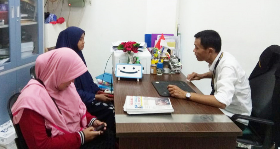 Kasi Pemeberantasan BNNK samarinda Kompol Risnoto saat memintai keterangan pemilik rumah kontrakan di Jalan Hasan Basri (Merak) Gang 1 SR (45). (Foto: BNNK Samarinda)