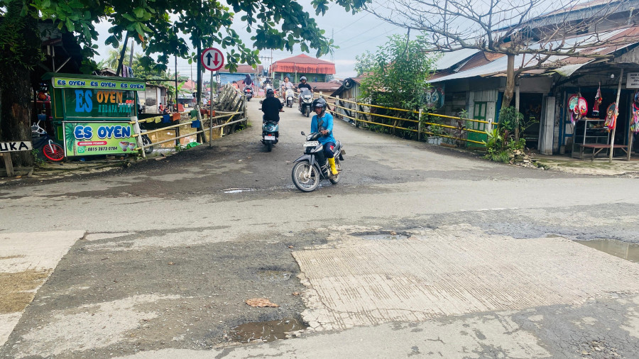Kondisi jalan yang terkelupas usai empat hari sudah diaspal. (Foto: Heri/Korankaltim.com)