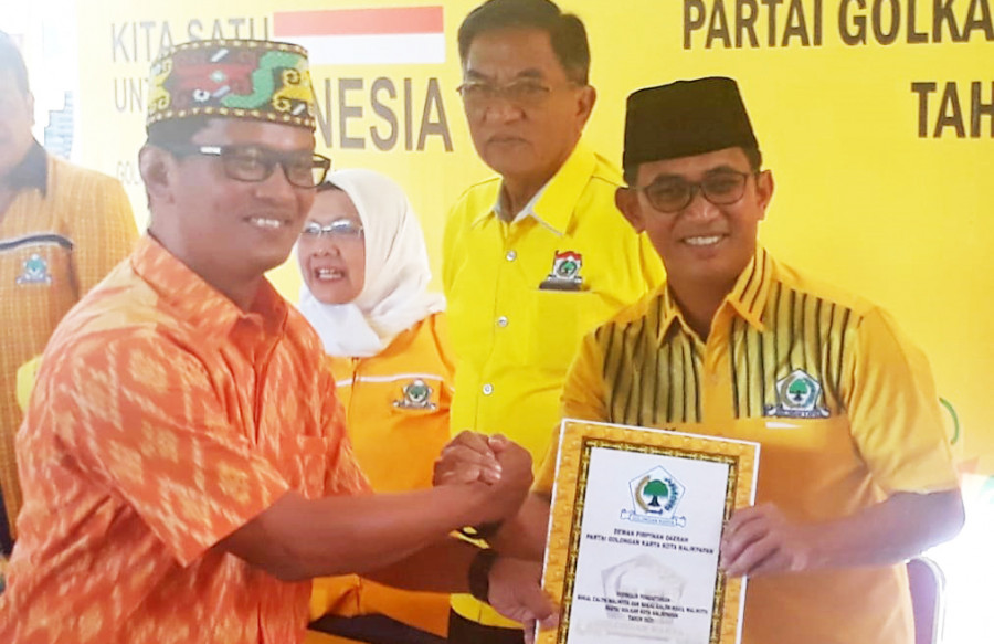 Achmad Rosyidi saat mengambil formulir pendaftaran sebagai bakal calon Wakil Wali Kota bersama Rahmad Masud di Sekretariat Golkar Balikpapan, 17 Februari lalu. (Foto : Sofyan Jufri/korankaltimcom)