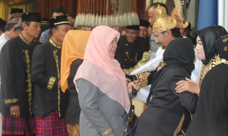 Siti Qomariah memberi ucapan selamat kepada Sultan Kutai Kartanegara Ing Martadipura Aji Muhammad Arifin beserta istri.