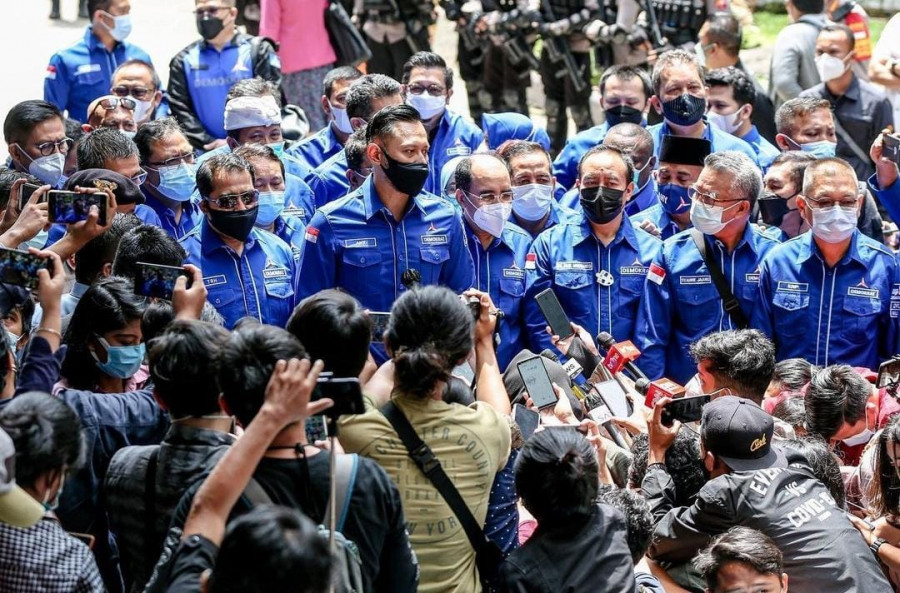 Kompak Berseragam, Ketua DPD Partai Demokrat Kaltim, Syaharie Jaang (2 dari kanan) mendampingi Ketua Umum Partai Demokrat Agus Harimurti Yudhoyono dalam konferensi persnya. (Instagram.com/agusyudhoyono)