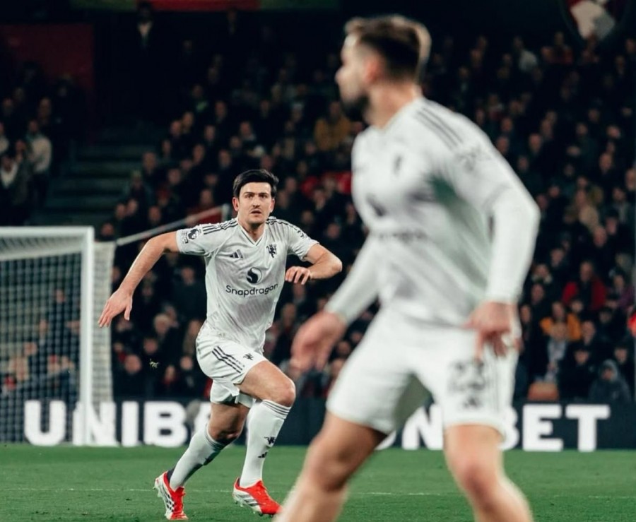 Pemain Manchester United, Harry Maguire, mengawal lini pertahanan saat menghadapi Bournemouth di Stadion Vitality. (Foto: Instagram@manutd)
